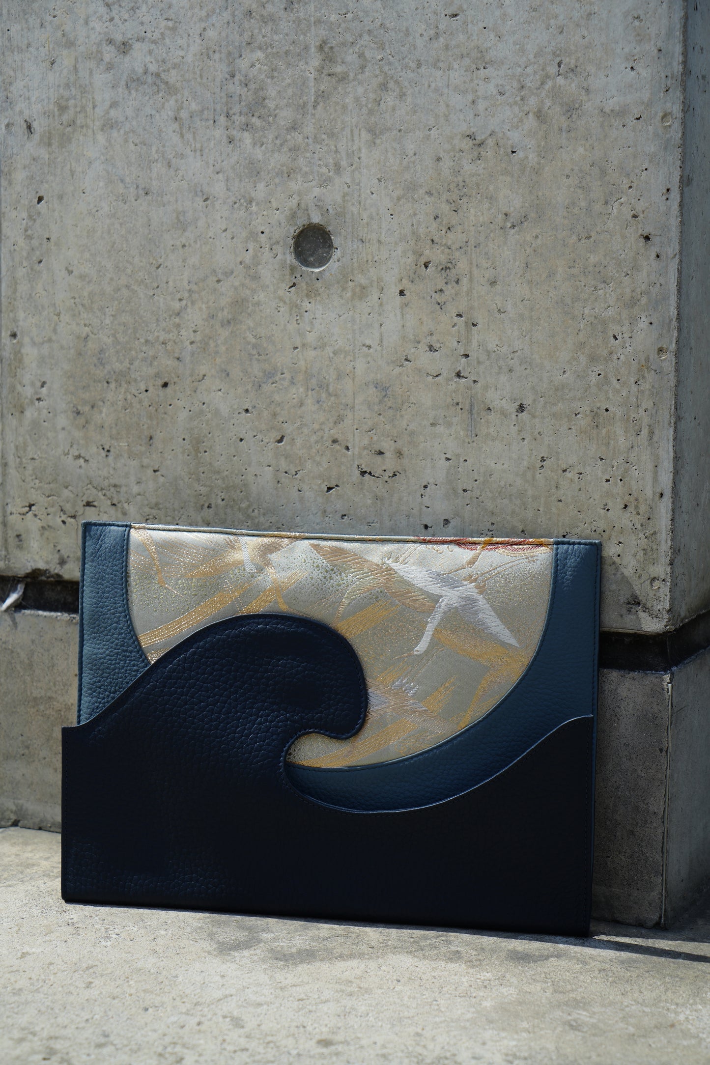 Great Wave Leather Hand Clutch | Moomento