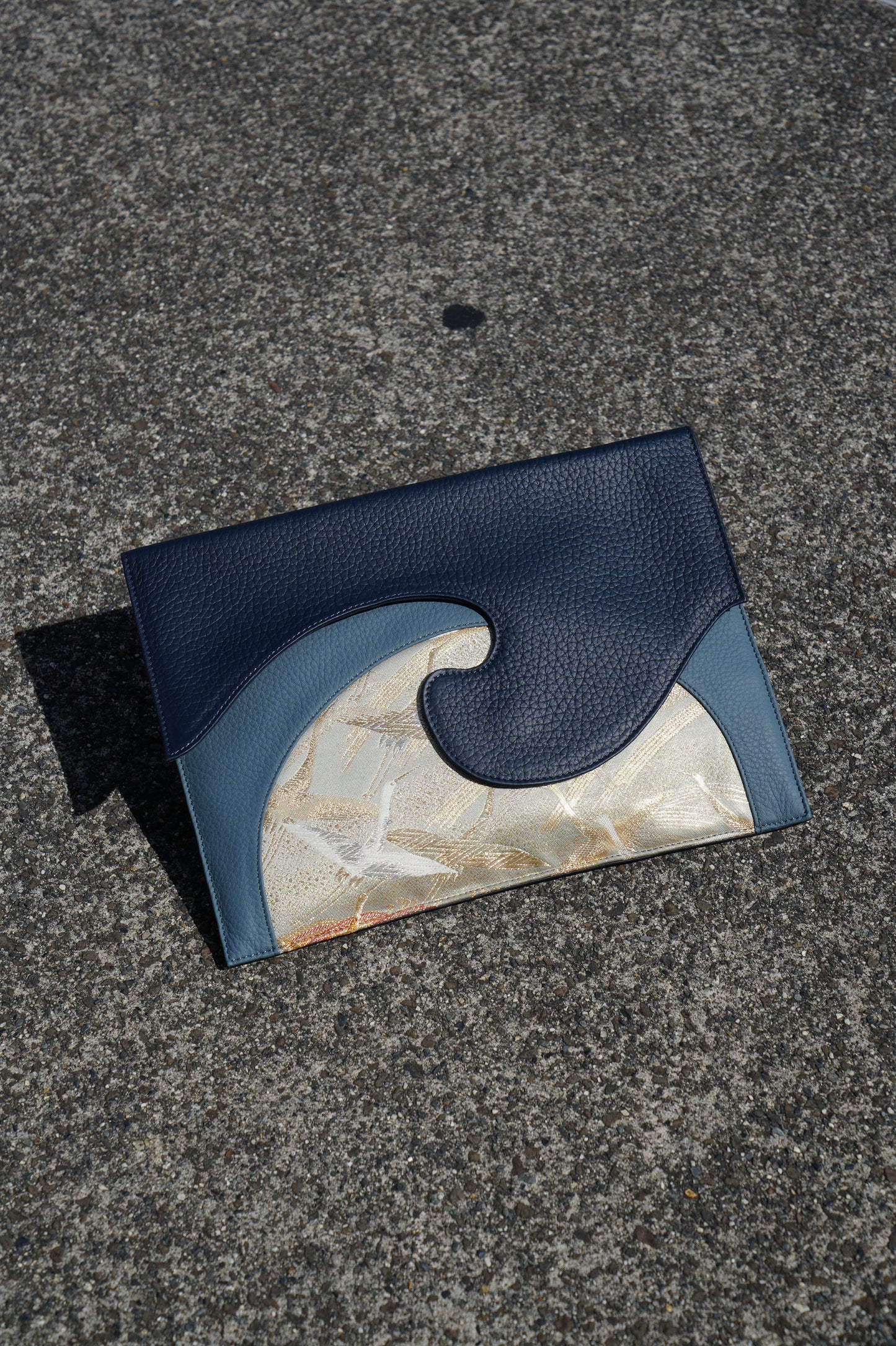 Great Wave Leather Hand Clutch | Moomento